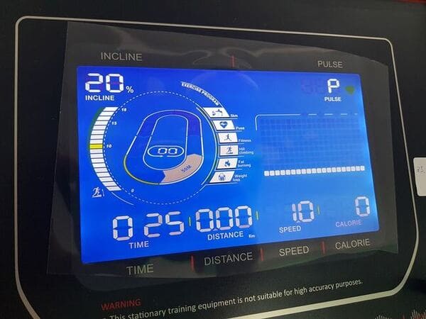 Các thông số trên màn hình hiển thị của máy chạy bộ điện bao gồm nhịp tim của người tập luyện.