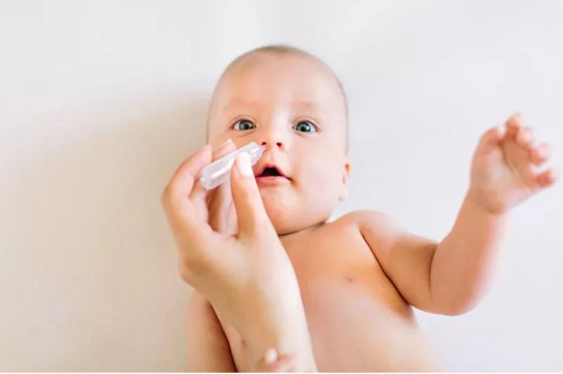 Nước muối sinh lý sử dụng an toàn để trị nghẹt mũi cho trẻ em.