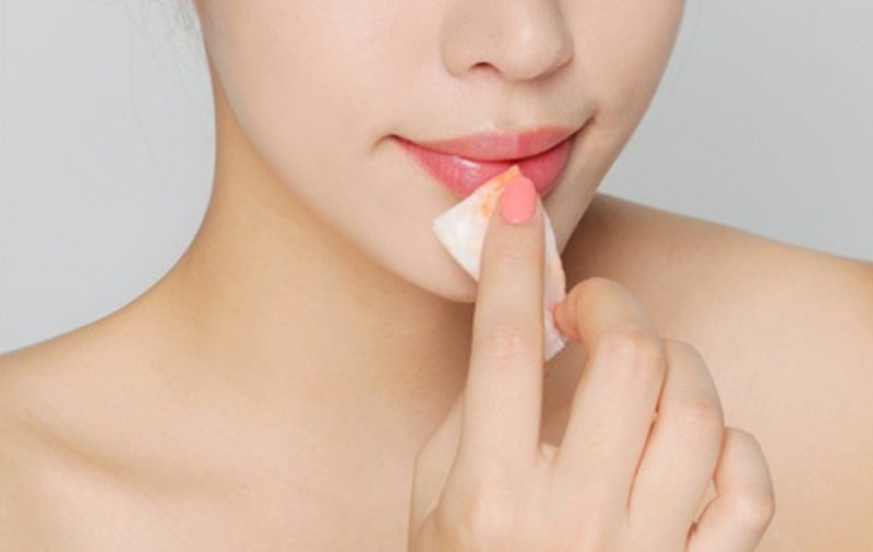 5 phút tẩy da chết môi tại nhà với các tips cực kỳ đơn giản cần thiết cho các nàng