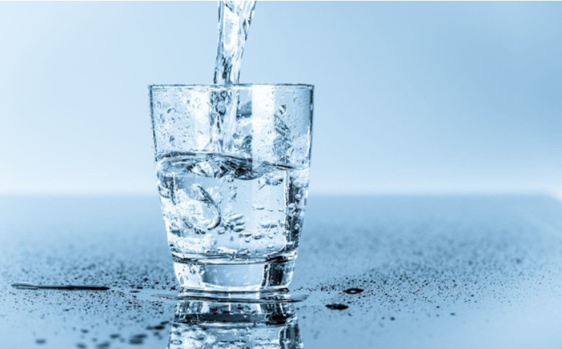Uống nước sẽ làm tăng thể tích máu để huyết áp trở về bình thường
