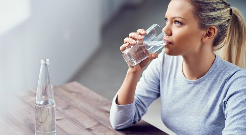 Uống nước giúp cải thiện tình trạng nấc cụt cực kỳ hiệu quả