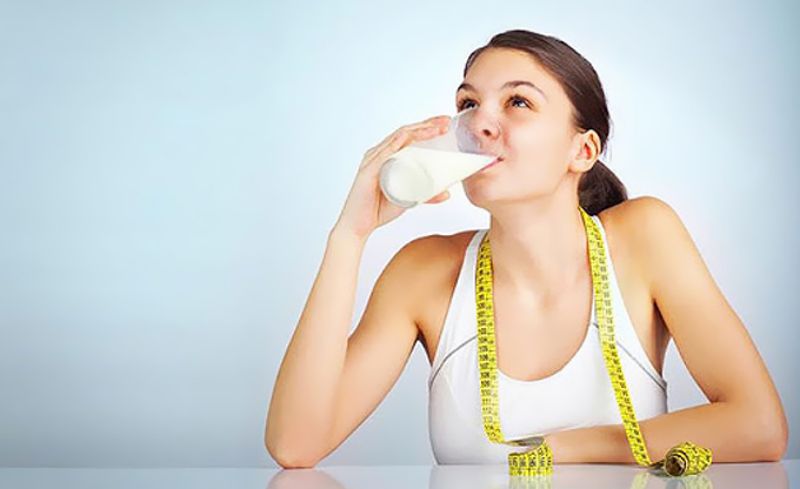 Nên uống sữa tăng cân khi nào? Sáng sớm hay tối là tốt?