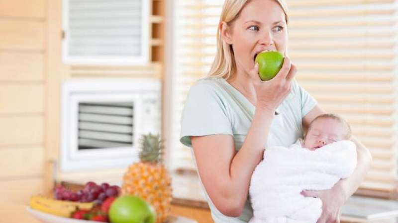 Hỏi đáp ngay: Phụ nữ sau sinh nên ăn hoa quả gì?