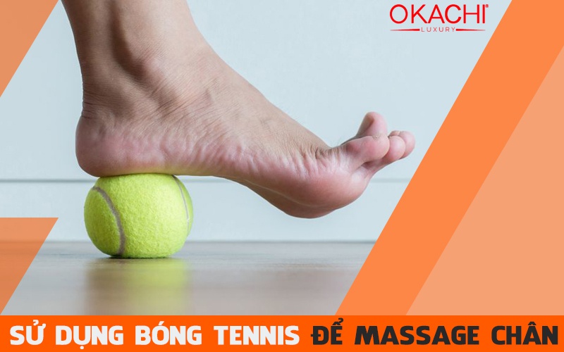 Sử dụng bóng tennis để massage chân